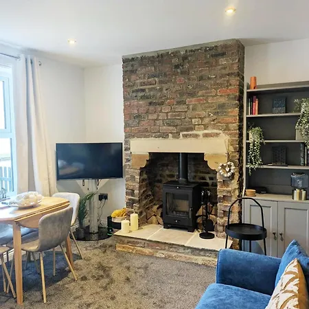 Chapel Yard Lookout - Apartment